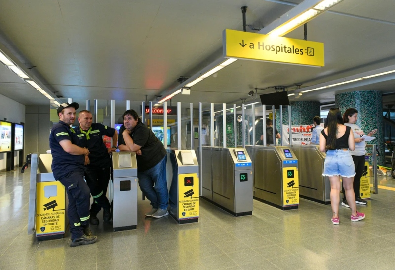 Metrodelegados liberan molinetes en estaciones de subte en protesta
