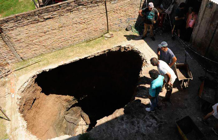 Cayó en un pozo de 10 metros que se abrió en el patio de su casa