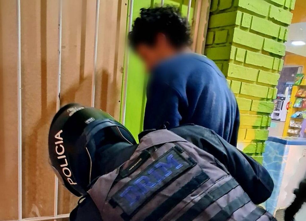 DETIENEN A UN JOVEN POR PEDIR PLATA EN LA CALLE (1)