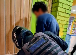 DETIENEN A UN JOVEN POR PEDIR PLATA EN LA CALLE (1)