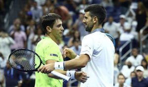 Navone se saluda con Djokovic