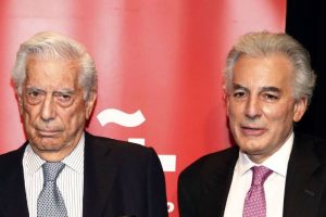 Vargas Llosa y su hijo alvaro