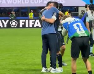 abrazo scaloni messi