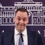 Adorni duplicó su sueldo a $7 millones mientras el piloto lo hundía en tribunales