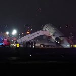 Caos en Nueva York: un avión chocó con un camión en La Guardia y el aeropuerto cerró sus operaciones