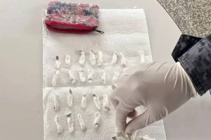 cocaina en el monedero de la mama