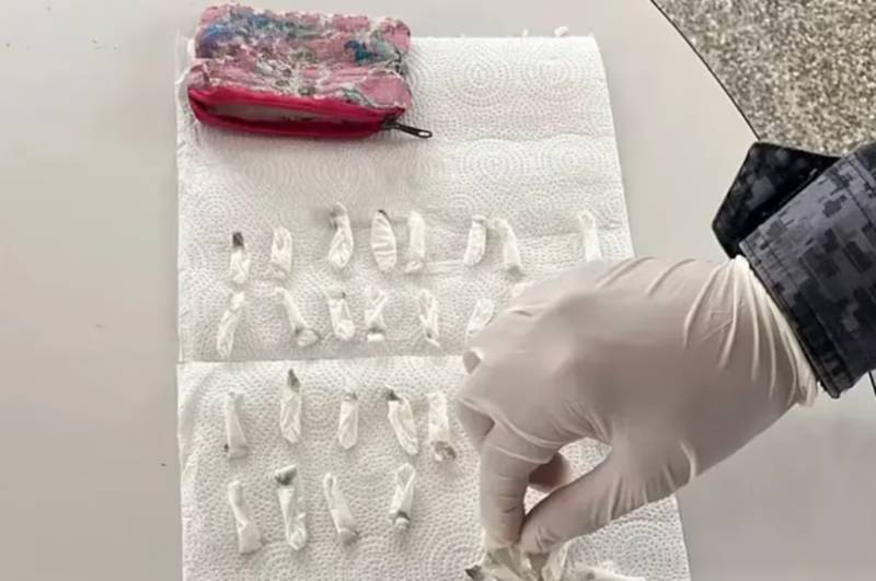 cocaina en el monedero de la mama