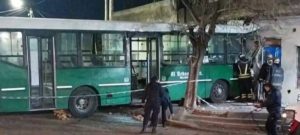 colectivo destrozo una casa