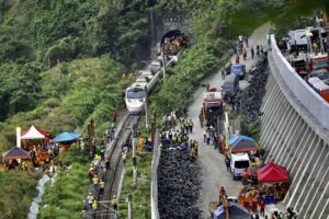 descarrilo tren en taiwan