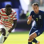 Con 10 jugadores, EE.UU. derrotó a Bosnia y sigue en carrera