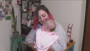 fue mama y no puede sacar dni para hija