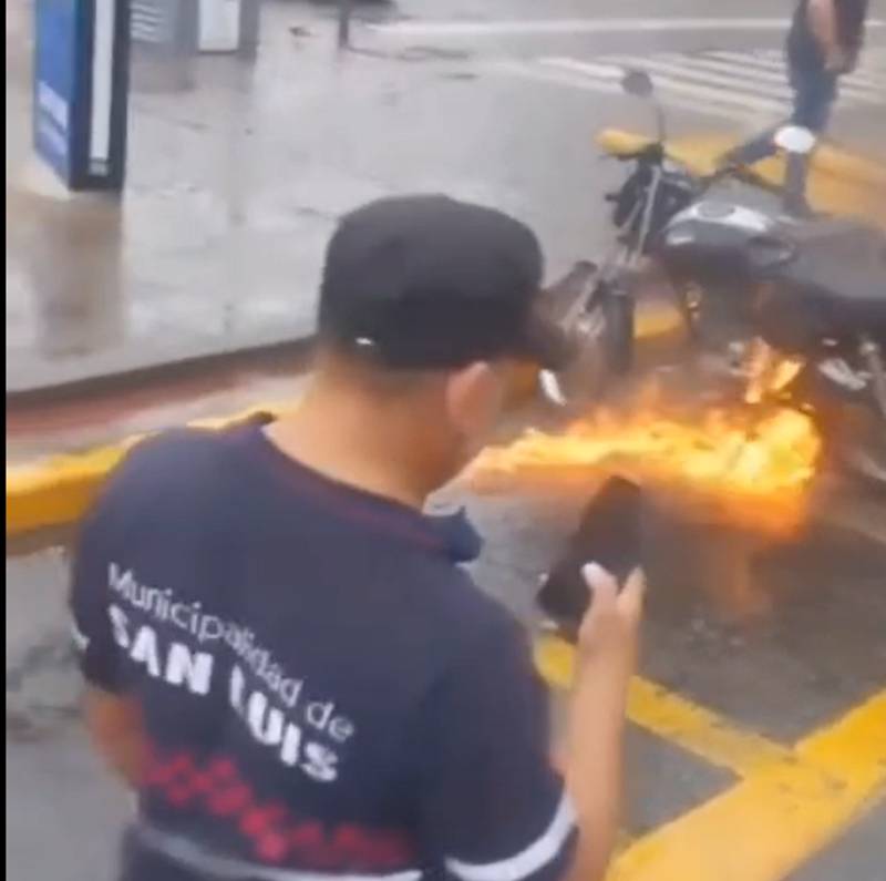 incendio la moto en control san luis