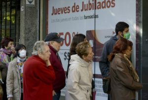 jubilados en colas de bancos cuarentena