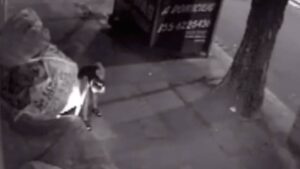le prendio fuego a un indigente