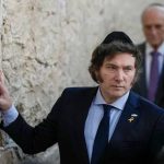 Milei cantó «Libre», encendió una antorcha y cerró su gira en Israel