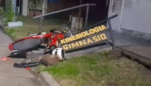murio motociclista choco cartel