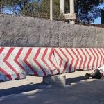 Una carrera de obstáculos en San Luis: vecinos deben agacharse para atravesar los bloques de hormigón