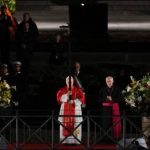 León XIV cargó la Cruz en el Coliseo ante 30.000 fieles: el gesto que marcó su primer Viernes Santo como Papa