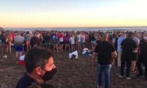 playas con jovenes en pandemia