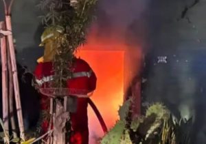 prendio fuego la casa de su ex en corrientes