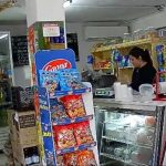 Les daban comida y terminaron entrando a robarles el negocio