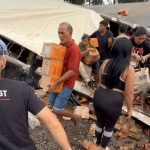 Volcó un camión con aceite de oliva en Mendoza y decenas de vecinos saquearon la carga