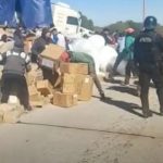 Volcó un camión en San Luis y decenas de personas se llevaron todo