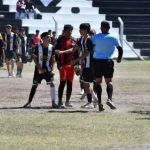 Le pegaron a chicos de 14 años, robaron la utilería y salieron corriendo